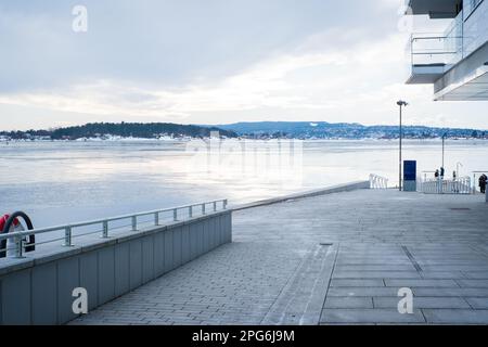 Oslo, Norvège - 11 mars 2023 : Tjuvholmen (« l'îlot du voleur ») est l'un des quartiers les plus récents d'Oslo. Banque D'Images