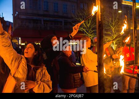 Montauban, France. 20th mars 2023. Opération poinçon devant la préfecture de 82, les 49,3 brûlés vivants devant la préfecture, suite au rejet du mouvement de censure. Le gouvernement d'Elisabeth borne a échappé à une motion de censure de 9 voix. Cela signifie, en raison de l'utilisation du 49-3, que la réforme des pensions est adoptée. France, Montauban 20 mars 2023. Photo de Patricia Huchot-Boissier/ABACAPRESS.COM crédit: Abaca Press/Alay Live News Banque D'Images