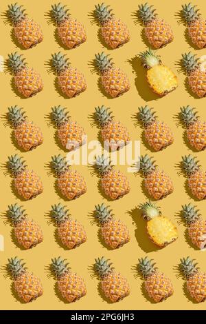 ananas sur fond jaune, ananas sur fond Banque D'Images