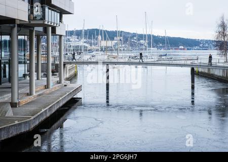 Oslo, Norvège - 11 mars 2023 : Tjuvholmen (« l'îlot du voleur ») est l'un des quartiers les plus récents d'Oslo. Banque D'Images