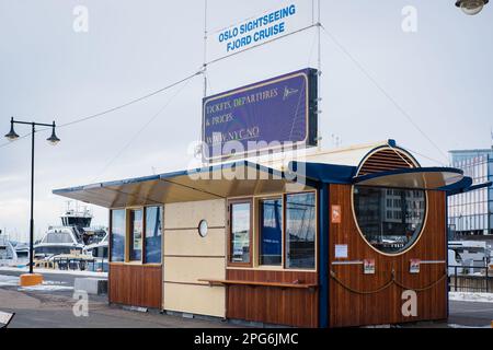 Oslo, Norvège - 11 mars 2023 : bureau de vente de billets pour la croisière touristique sur le fjord d'Oslo. Banque D'Images