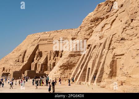 Temples principaux et plus petits d'Abu Simbel, Égypte Banque D'Images