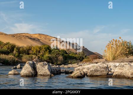 Canal rocheux du Nil, Assouan, Égypte Banque D'Images