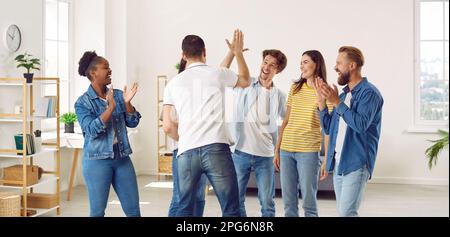 Joyeux groupe d'amis qui s'amusent ensemble Banque D'Images