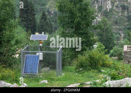 Mini-station avec panneaux solaires. Paysage de montagne Banque D'Images