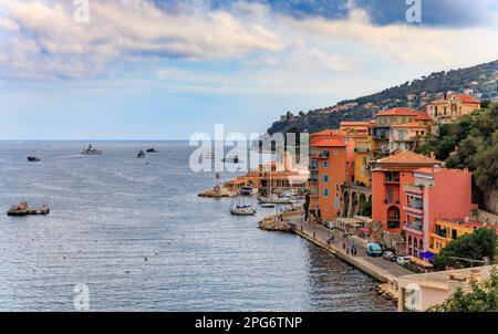 Une vue panoramique aérienne de la Côte d'Azur dans le pittoresque village médiéval de Villefranche sur Mer, au sud de la France Banque D'Images