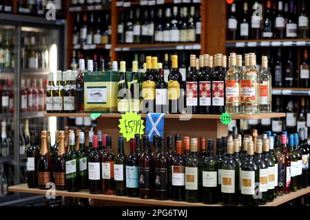 Photo du dossier datée du 01/05/18 de l'alcool en vente à Édimbourg hors licence. Selon une étude, le prix unitaire minimum (MUP) de l'alcool a été lié à une baisse de 13 % des décès dus à la consommation d'alcool. L'étude, publiée dans The Lancet, suggère que 156 décès par an en moyenne en Écosse auraient pu être évités en raison de la politique de prix, qui a été mise en œuvre en mai 2018. Date de publication : mardi 21 mars 2023. Banque D'Images