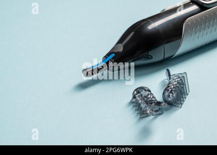 Vue de dessus de la tondeuse pour poils du nez et des oreilles isolée sur fond bleu Banque D'Images