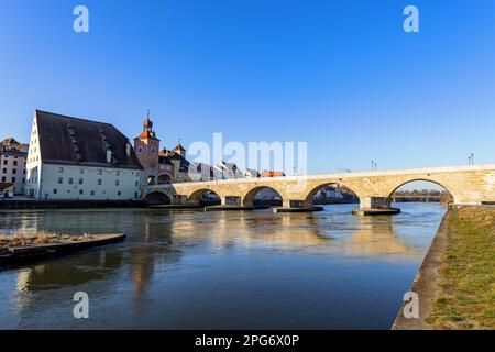 Vue sur le Danube vers le pont en pierre de Ratisbonne, Bavière, Allemagne. Banque D'Images