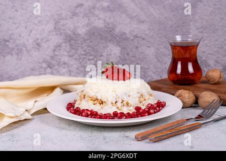 Dessert Gullac. Dessert traditionnel du Ramadan. Dessert Gullac avec grenade et fraise sur l'assiette Banque D'Images