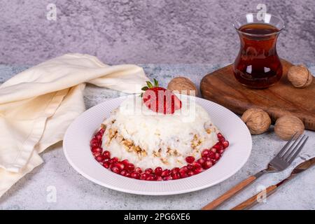 Dessert Gullac. Dessert traditionnel du Ramadan. Dessert Gullac avec grenade et fraise sur l'assiette Banque D'Images