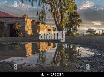 La grange en pierre orriginale de la ferme Norwood, construite en 1850, saisit les derniers rayons du soleil couchant. Banque D'Images