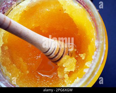 Miel cristallisé dans un pot en verre Banque D'Images