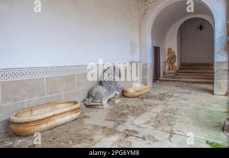 Abadia, Espagne - 5 mars 2023: Palais de Sotofermoso, cour de style Mudejar. Abadia, Caceres, Espagne Banque D'Images