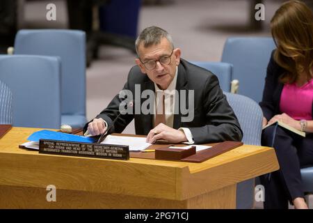 (230321) -- NATIONS UNIES, 21 mars 2023 (Xinhua) -- Volker Perthes, représentant spécial du secrétaire général de l'ONU au Soudan, présente une réunion du Conseil de sécurité de l'ONU au siège de l'ONU à New York sur 20 mars 2023. L'envoyé spécial de l'ONU pour le Soudan a déclaré lundi qu'une solution pour mettre fin à la crise politique au Soudan est désormais « la plus proche » malgré les défis considérables qui se présentent à nous. (Manuel Elias/un photo/document via Xinhua) Banque D'Images