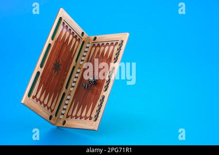 Backgammon, jeu de société. 3d rendu isolé sur fond bleu Banque D'Images