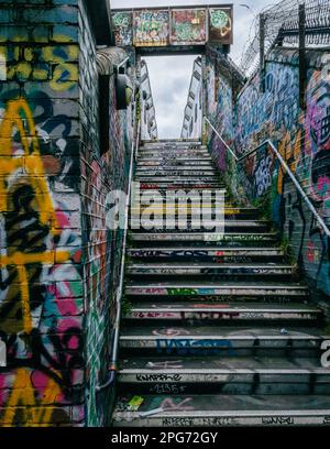 Escaliers couverts de graffiti dans l'est de Londres. Banque D'Images