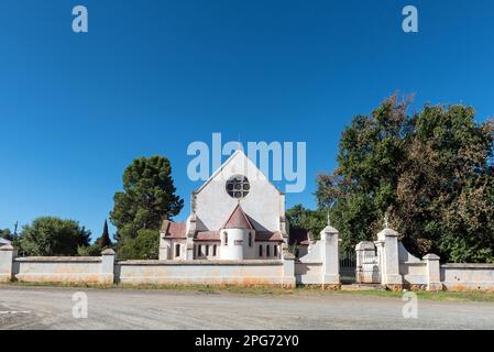 Jagersfontein, Afrique du Sud - 21 févr. 2023: Une scène de rue, avec le Churh catholique romain historique, à Jagersfontein dans la province de l'État libre Banque D'Images