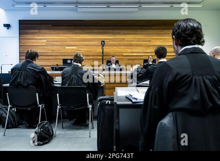 HAARLEM - avocats et juge au tribunal où l'industrie de l'aviation dépose une procédure sommaire contre le gouvernement en raison de la réduction prévue de Schiphol. KLM, Transavia, TUI et Corendon, entre autres, veulent que la réduction à 460 000 vols par an soit décollé de la table. Un groupe d'intérêts d'habitants vivant près de Schiphol a été ajouté en tant que partie à la procédure sommaire engagée par les compagnies aériennes contre l'État pour réduire le nombre de vols. ANP REMKO DE WAAL pays-bas hors - belgique hors Banque D'Images