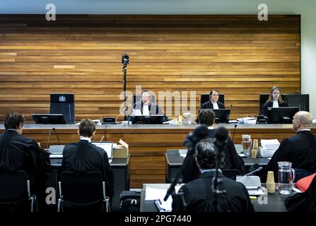 HAARLEM - avocats et juge au tribunal où l'industrie de l'aviation dépose une procédure sommaire contre le gouvernement en raison de la réduction prévue de Schiphol. KLM, Transavia, TUI et Corendon, entre autres, veulent que la réduction à 460 000 vols par an soit décollé de la table. Un groupe d'intérêts d'habitants vivant près de Schiphol a été ajouté en tant que partie à la procédure sommaire engagée par les compagnies aériennes contre l'État pour réduire le nombre de vols. ANP REMKO DE WAAL pays-bas hors - belgique hors Banque D'Images