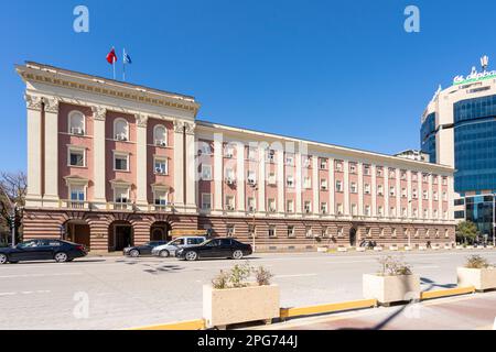 Tirana, Albanie. Mars 2023. Vue extérieure du bâtiment de la cour constitutionnelle dans le centre-ville Banque D'Images