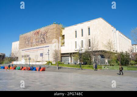 Tirana, Albanie. Mars 2023. Vue extérieure du musée d'histoire nationale de la place Skenderbej dans le centre-ville Banque D'Images