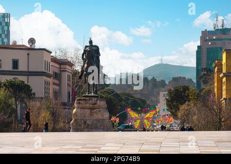 Tirana, Albanie. Mars 2023. Le monument du roi Gjergj Kastriotit, Tiranë, sur la place homonyme du centre-ville Banque D'Images