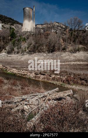 Le lit sec de la rivière Llobregat tout en entrant dans le réservoir de la Baells à Cercs, province de Barcelone, Espagne. Les restrictions de l'eau se sont encore renforcées en Catalogne en raison de la sécheresse qui dure depuis 29 mois et qui est liée au changement climatique et au réchauffement de la planète. Actuellement, les réservoirs catalans sont à 27 pour cent de leur capacité. Banque D'Images