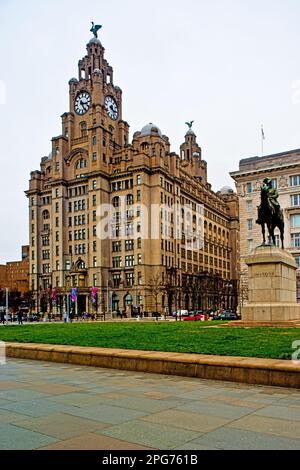 Liver Building et Edward V11 Statue, Liverpool, Merseyside, Angleterre Banque D'Images