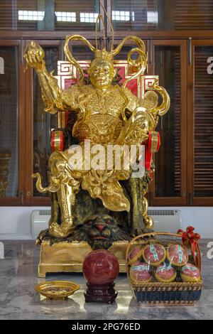 Statue d'or du Roi singe - Soleil Wukong à l'intérieur du temple bouddhiste Wat Pho Thong, Bangkok, Thaïlande Banque D'Images