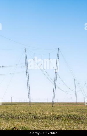 Une route de transmission de puissance avec des pylônes de cordage en croix à la guyée près de Jagersfontein dans la province de l'État libre Banque D'Images