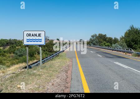 Pont sur la route N8 au-dessus de la rivière Orange à Groblershoop, dans la province du Cap Nord. La rivière est en crue Banque D'Images