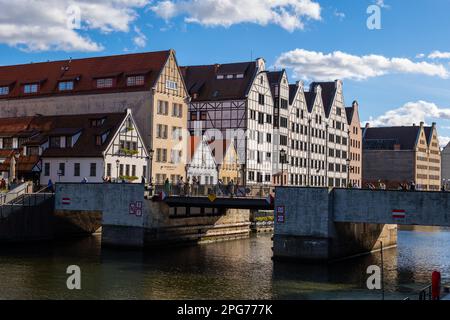 Île Granary et pont vert sur la rivière Motlawa dans la ville de Gdansk en Pologne. Banque D'Images