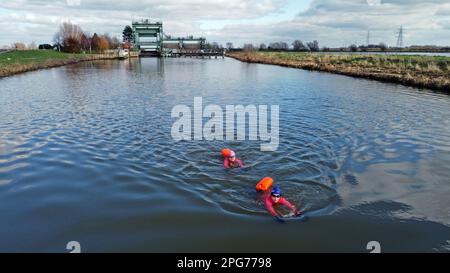 Peterborough, Royaume-Uni. 19th mars 2023. Les nageurs en eau libre Karen Goodacre et Heather Yeoman profitent d'une baignade rafraîchissante dans la rivière Nene, sur la rive nord, près de Peterborough, Cambridgeshire, le 19th mars 2023. Crédit : Paul Marriott/Alay Live News Banque D'Images