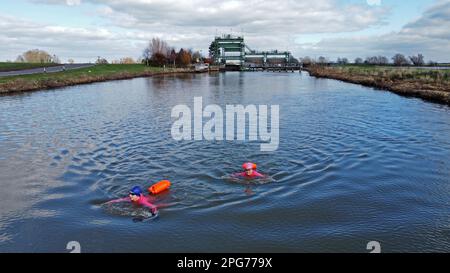 Peterborough, Royaume-Uni. 19th mars 2023. Les nageurs en eau libre Karen Goodacre et Heather Yeoman profitent d'une baignade rafraîchissante dans la rivière Nene, sur la rive nord, près de Peterborough, Cambridgeshire, le 19th mars 2023. Crédit : Paul Marriott/Alay Live News Banque D'Images