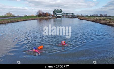 Peterborough, Royaume-Uni. 19th mars 2023. Les nageurs en eau libre Karen Goodacre et Heather Yeoman profitent d'une baignade rafraîchissante dans la rivière Nene, sur la rive nord, près de Peterborough, Cambridgeshire, le 19th mars 2023. Crédit : Paul Marriott/Alay Live News Banque D'Images