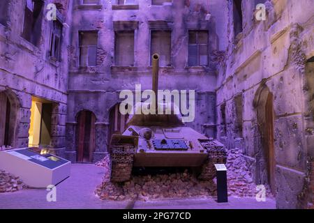 Le char soviétique T-34/85 dans la ville en ruines, exposition au Musée de la Seconde Guerre mondiale à Gdansk, Pologne. Banque D'Images