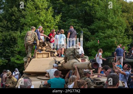 Varsovie, Pologne - 14 août 2022 - personnes vérifiant le M1 Abrams M1A2 SEP V2 char de bataille principal américain à la Journée de l'Armée polonaise (Journée des forces armées) national Banque D'Images