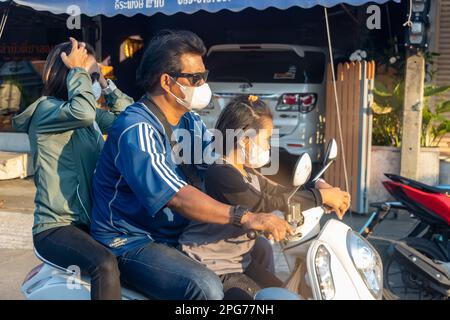 SAMUT PRAKAN, THAÏLANDE, 28 2023 JANVIER, Un parent de conduire une moto avec une fille. Banque D'Images