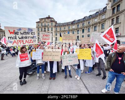 Munich, Bavière, Allemagne. 21st mars 2023. Les employés des banques de Sparkasse de Bavière font la grève alors que leur syndicat, Ver.di, s'engage dans des pourparlers sur le travail et la rémunération. (Credit image: © Sachelle Babbar/ZUMA Press Wire) USAGE ÉDITORIAL SEULEMENT! Non destiné À un usage commercial ! Banque D'Images