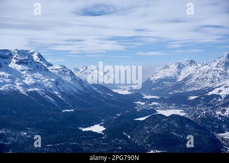 Vue depuis Muottas Muragl jusqu'à St Moritz en direction de Val Bregaglia, y compris L. da S. Murexxan, L. da Siloaplauna et L. da Segl, Engadin, Suisse Banque D'Images