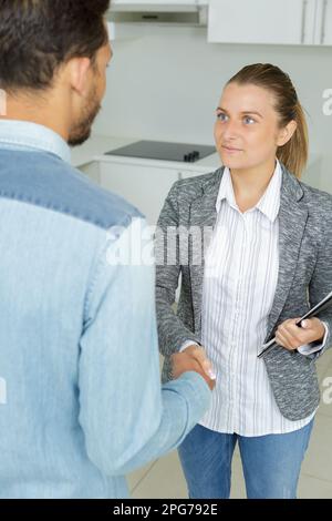 succession agentaccueillir le client avec une poignée de main Banque D'Images