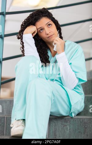 infirmière féminine souffrant de maux de tête Banque D'Images