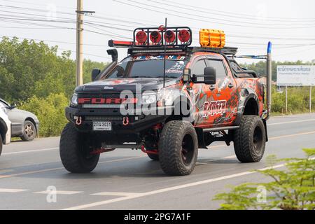 BANGKOK, THAÏLANDE, 11 2023 MARS, Un Ford réglé descend la route Banque D'Images