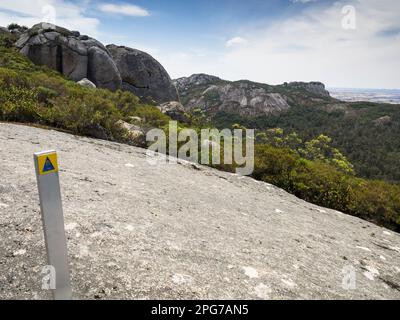 Suivez le marqueur sur une dalle de granit sous Hayward Peak sur la Nancy Peak Walk, dans le parc national de Porongurup, en Australie occidentale Banque D'Images