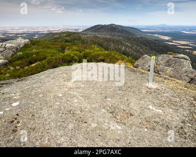 Suivez le marqueur sur une dalle de granit de Hayward Peak sur la Nancy Peak Walk, dans le parc national de Porongurup, en Australie occidentale Banque D'Images