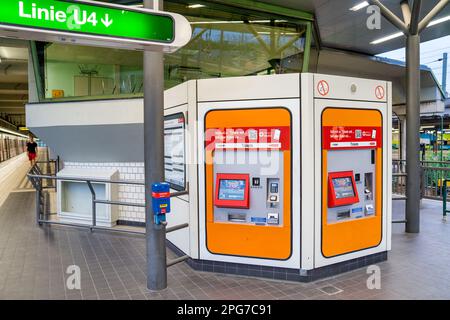 Vienne, Autriche - 21 août 2022 : machine à billets à la station de métro de Vienne. Banque D'Images