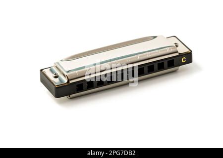 Harmonica, également harpe française, harpe bleue et orgue à la bouche, isolé sur fond blanc avec un chemin d'écrêtage inclus. Instrument de vent en roseau gratuit Banque D'Images