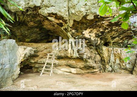 Une grotte calcaire de l'extérieur à Coron, Palawan aux Philippines avec des formations rocheuses impressionnantes. Banque D'Images