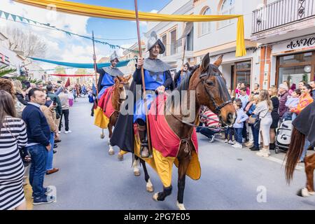 Huelva, Espagne - 18 mars 2023: Un homme habillé en costume d'époque et à cheval est en promenade dans la foire médiévale de la découverte à Palos de la Frontera, H Banque D'Images